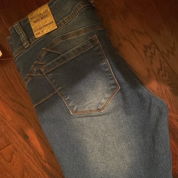 Women’s Size 9, Distressed Denim Ankle Jeans - Picture 8 of 10